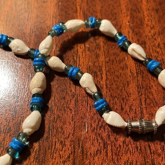 𝅺SWEET choker in white, turquoise and ocean blue made of Tiny conch seashells. - Picture 3 of 3